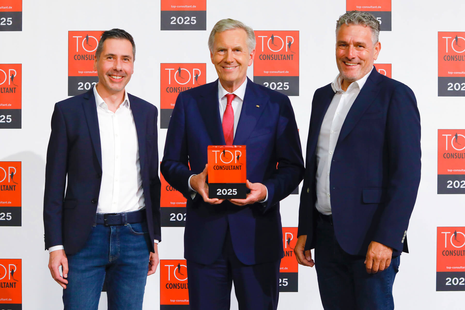 Andreas-Straehler-und-Dennis-Fischer-als-Vertriebsberater von-WACHSTUMSPLAN-GmbH-gewinnen-TOP-CONSULTANT-2025-desktop Übergabe der Auszeichnung TOP CONSULTANT 2025 von Christian Wulff an die Berater für technischer Vertrieb Dennis Fischer und Andreas Straehler von WACHSTUMSPLAN GmbH