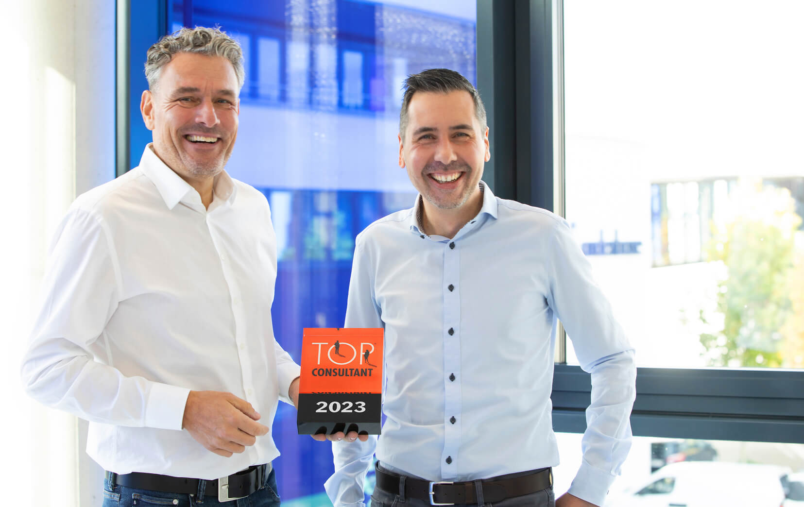 Andreas-Straehler-und-Dennis-Fischer-von-Vertriebsberater-WACHSTUMSPLAN-GmbH-gewinnen-TOP-CONSULTANT-2023-1