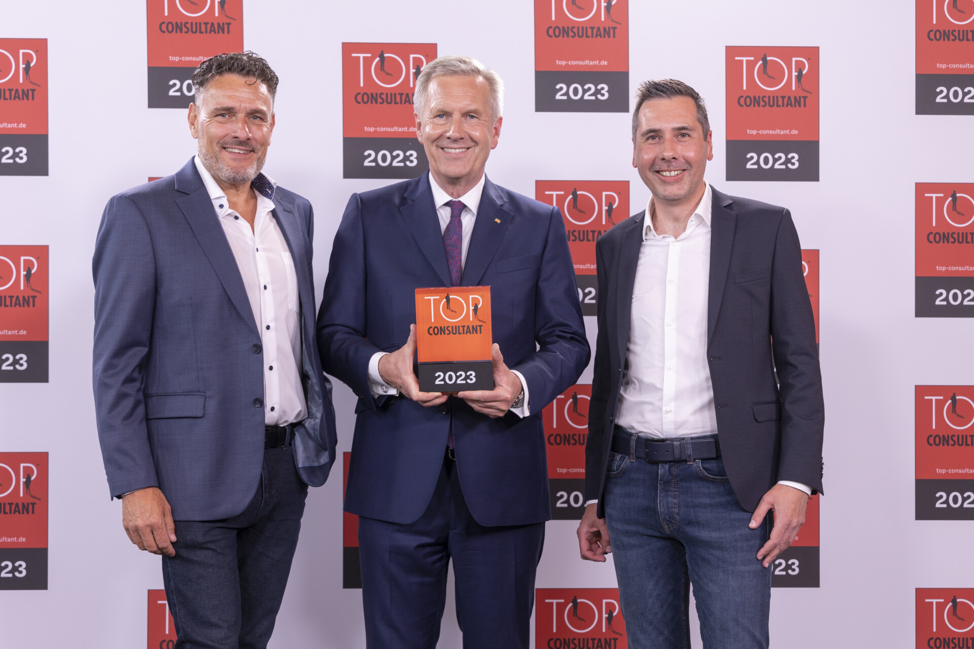 Übergabe der Auszeichnung TOP CONSULTANT 2023 von Christian Wulff an die Berater für technischer Vertrieb Dennis Fischer und Andreas Straehler von WACHSTUMSPLAN GmbH