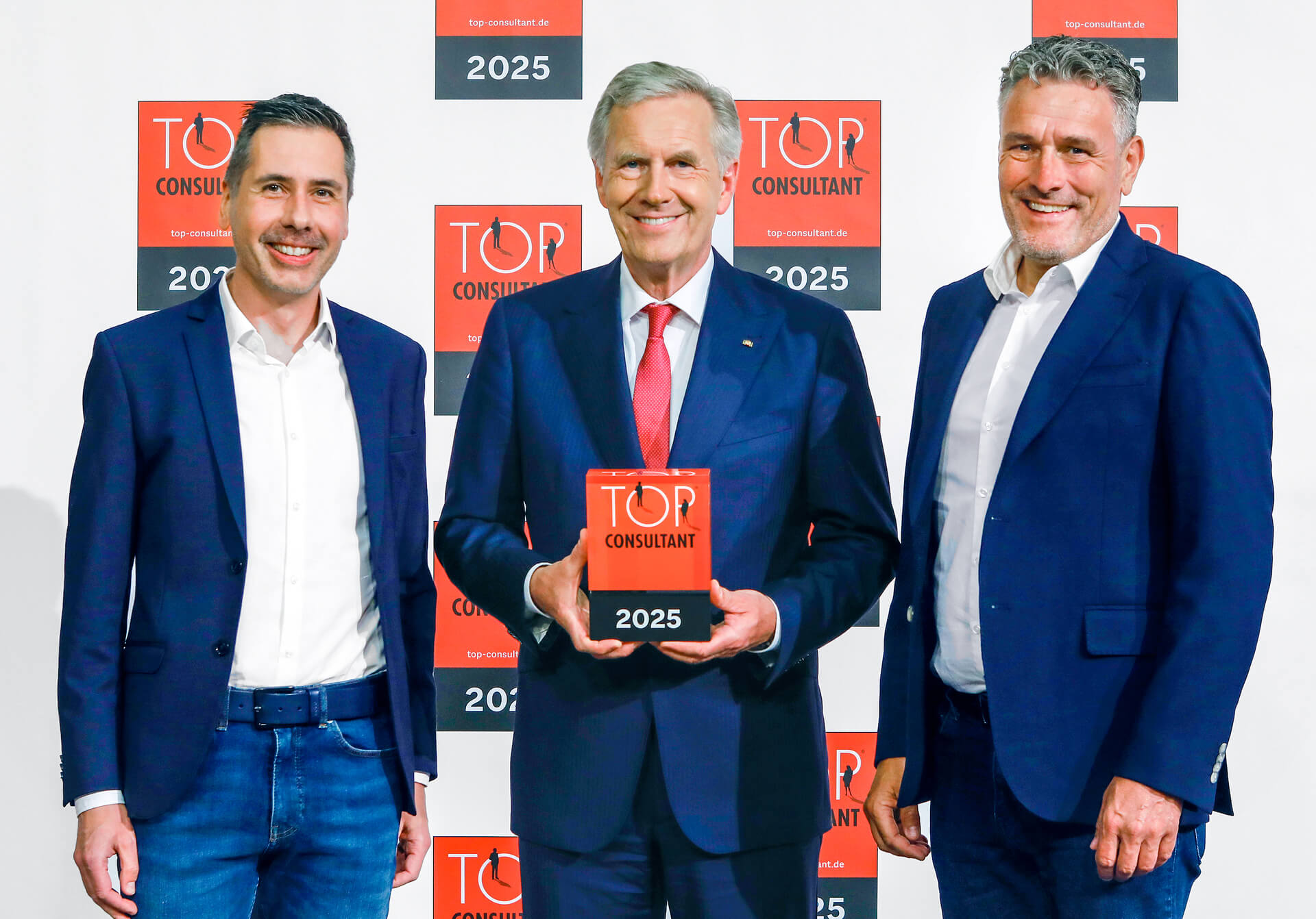 Dennis Fischer und Andreas Straehler als beste Vertriebsberater von WACHSTUMSPLAN GmbH gewinnen TOP CONSULTANT 2025 Übergabe der Auszeichnung als beste Vertriebsberater TOP CONSULTANT 2025 von Christian Wulff an die Berater für technischer Vertrieb Dennis Fischer und Andreas Straehler von WACHSTUMSPLAN GmbH