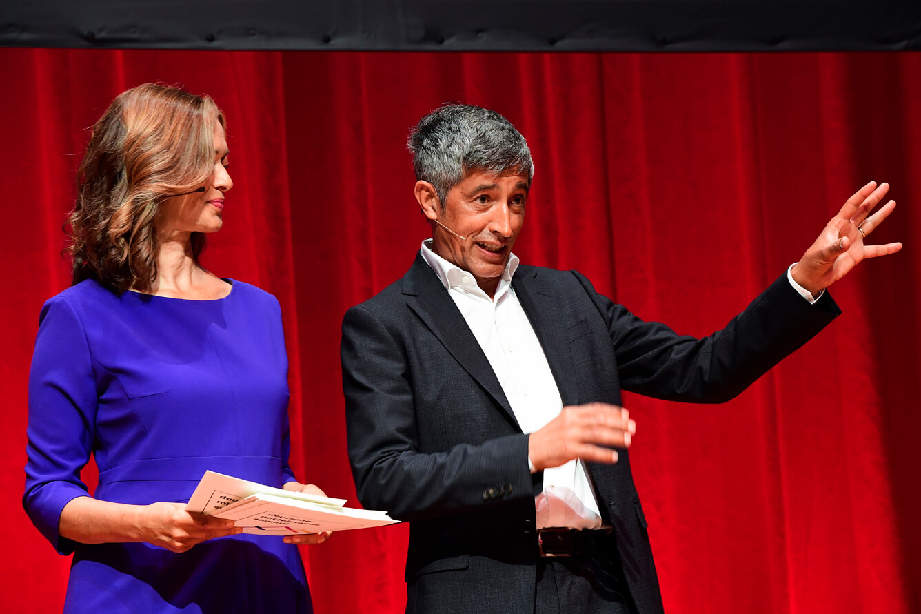 Julia Niharika Sen und Ranga Yogeshwar in Augsburg