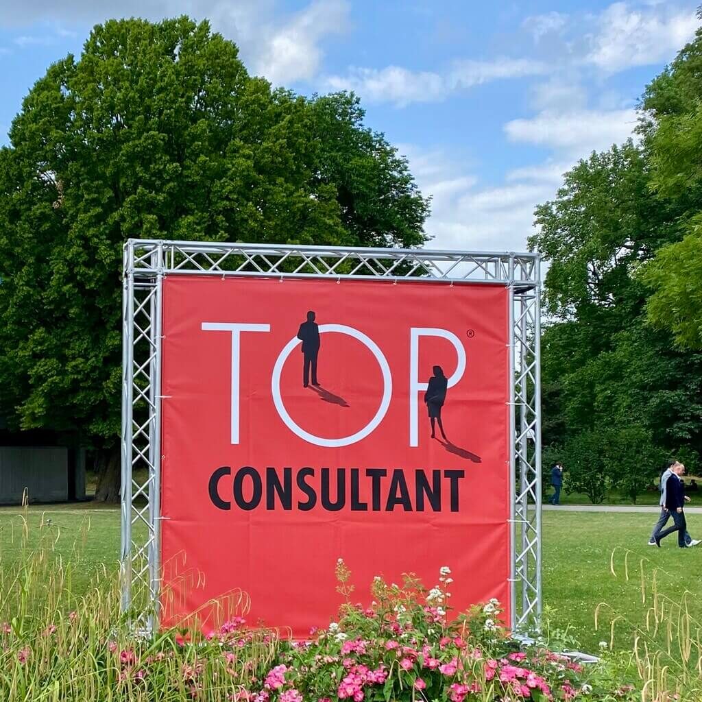 Pylon von Auszeichnung TOP CONSULTANT 2023 in Augsburg