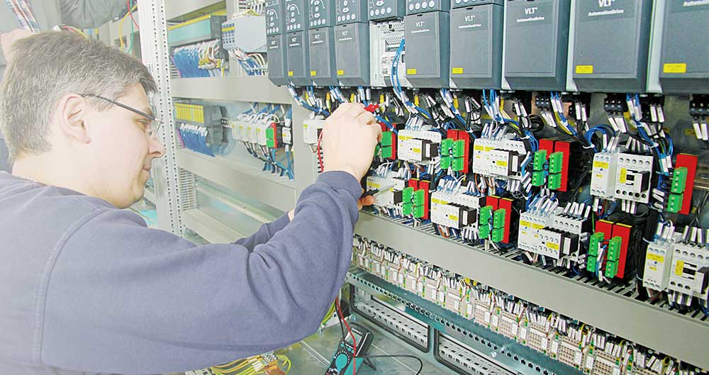 Referenz Servicetechniker Wartungstechniker bei der Arbeit reorganisiert einfacher, effizienter und rentabler von WACHSTUMSPLAN GmbH Beratung Münster Referenz Techniker Servicemitarbeiter Vertriebsorganisation Reorganisation agil Organisationsentwicklung Service Wartung WACHSTUMSPLAN Münster Vertrieb Berater