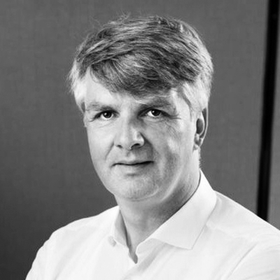 Porträt von Theo Hillebrandt von Hillebrandt GmbH, der beim Buch "Wachstumsplan mit System" mitgewirkt hat