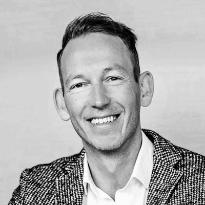 Porträt von Thomas Ahlers von Hoffmann Interior GmbH & Co. KG, der beim Buch "Wachstumsplan mit System" mitgewirkt hat